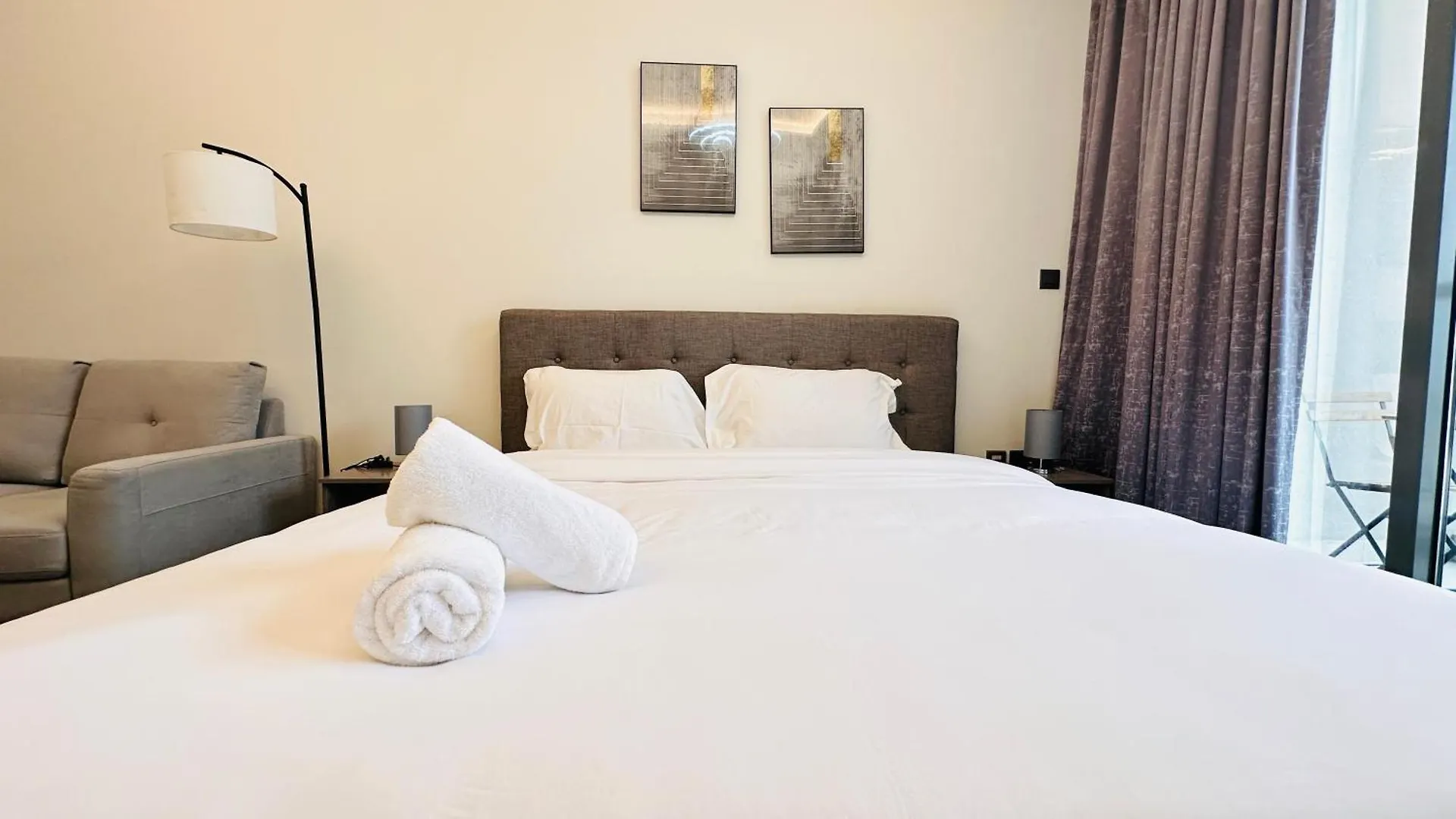 Luxury Studio Apartment Canal View Business Bay Free Parking By Belvilla Dubai Homestay