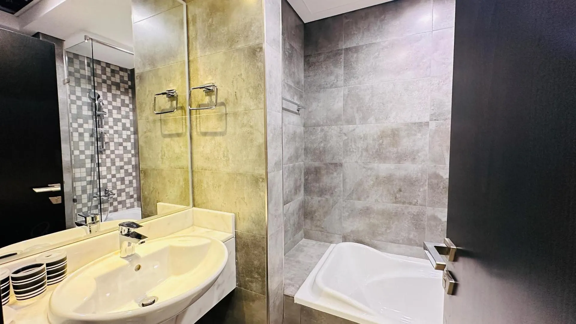 Luxury Studio Apartment Canal View Business Bay Free Parking By Belvilla Dubai Homestay